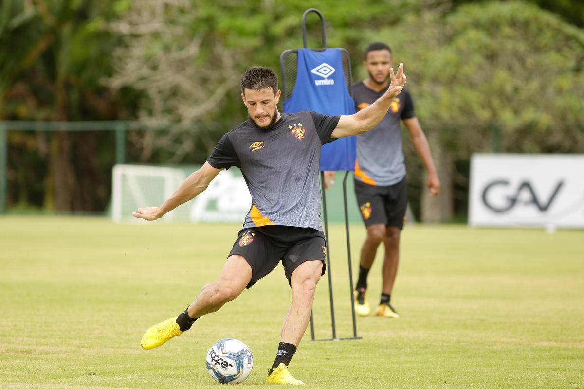No primeiro trabalho, houve um treinamento tático, que exigia troca de passes e triangulações dos jogadores, com o elenco dividido em grupos de três atletas cada. Em seguida, os jogadores foram divididos em dois grupos no mesmo campo para o trabalho específico por setores de defesa e ataque. De um lado, os zagueiros, laterais e volantes participaram de um treino tático de posicionamento com o auxiliar Daniel Cerqueira. Do outro, os meias e atacantes fizeram um trabalho específico de passe e finalização sob o comando do técnico Daniel Paulista.