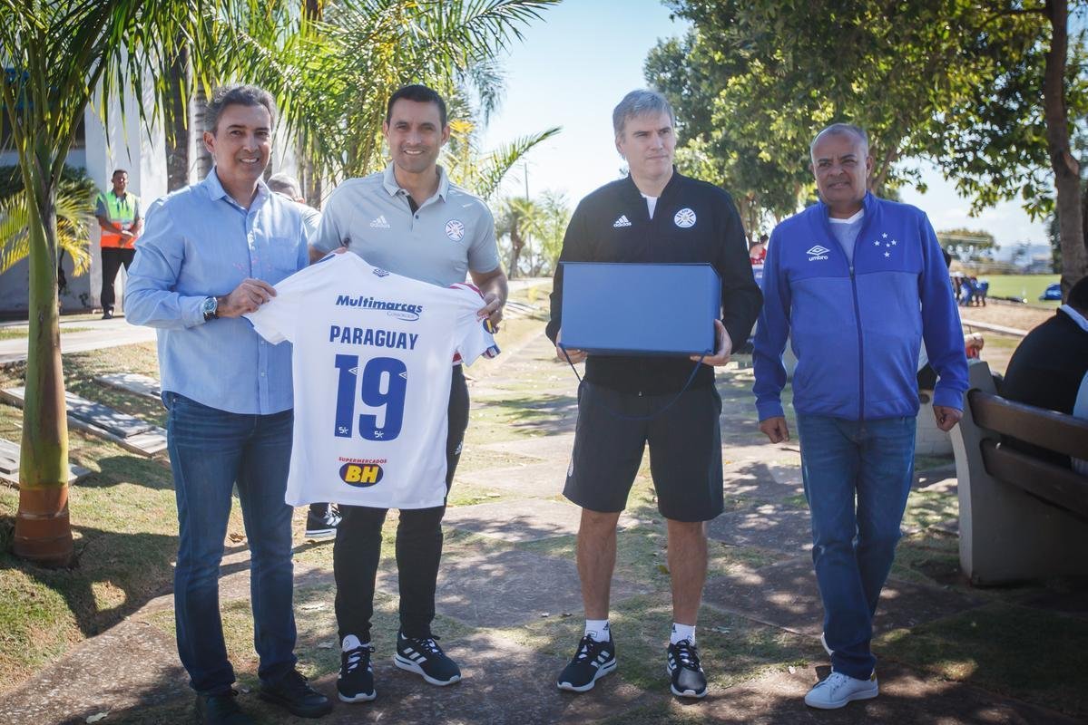 Seleção paraguaia recebeu uma lembrança do Cruzeiro