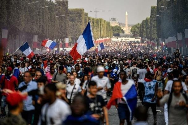 Torcedores franceses tomaram principais pontos turísticos e avenidas de Paris para celebrar o bi mundial