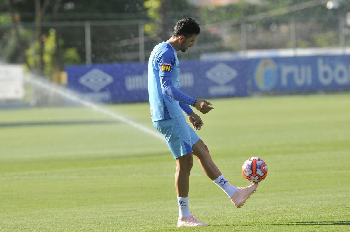 Treino do Cruzeiro nesta segunda marcou o batismo do colombiano Luis Orejuela, reforo para 2019
