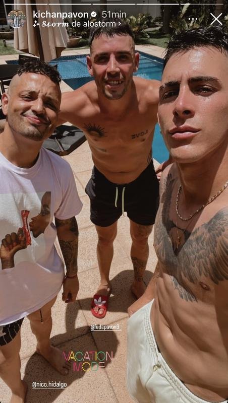 No primeiro dia de frias, o atacante Pavn ainda estava em Belo Horizonte. Ele publicou foto descontrada com amigos.