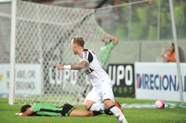 Depois de lances polmicos, Atltico confirmou vitria com gols de Rger Guedes e Ricardo Oliveira