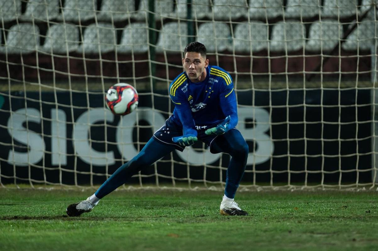 Cruzeiro treinou na Arena do Jacar, em Sete Lagoas, local do jogo desta quinta, 19h, contra o Operrio-PR, pela 24 rodada da Srie B do Brasileiro; veja imagens da atividade comandada pelo tcnico Vanderlei Luxemburgo