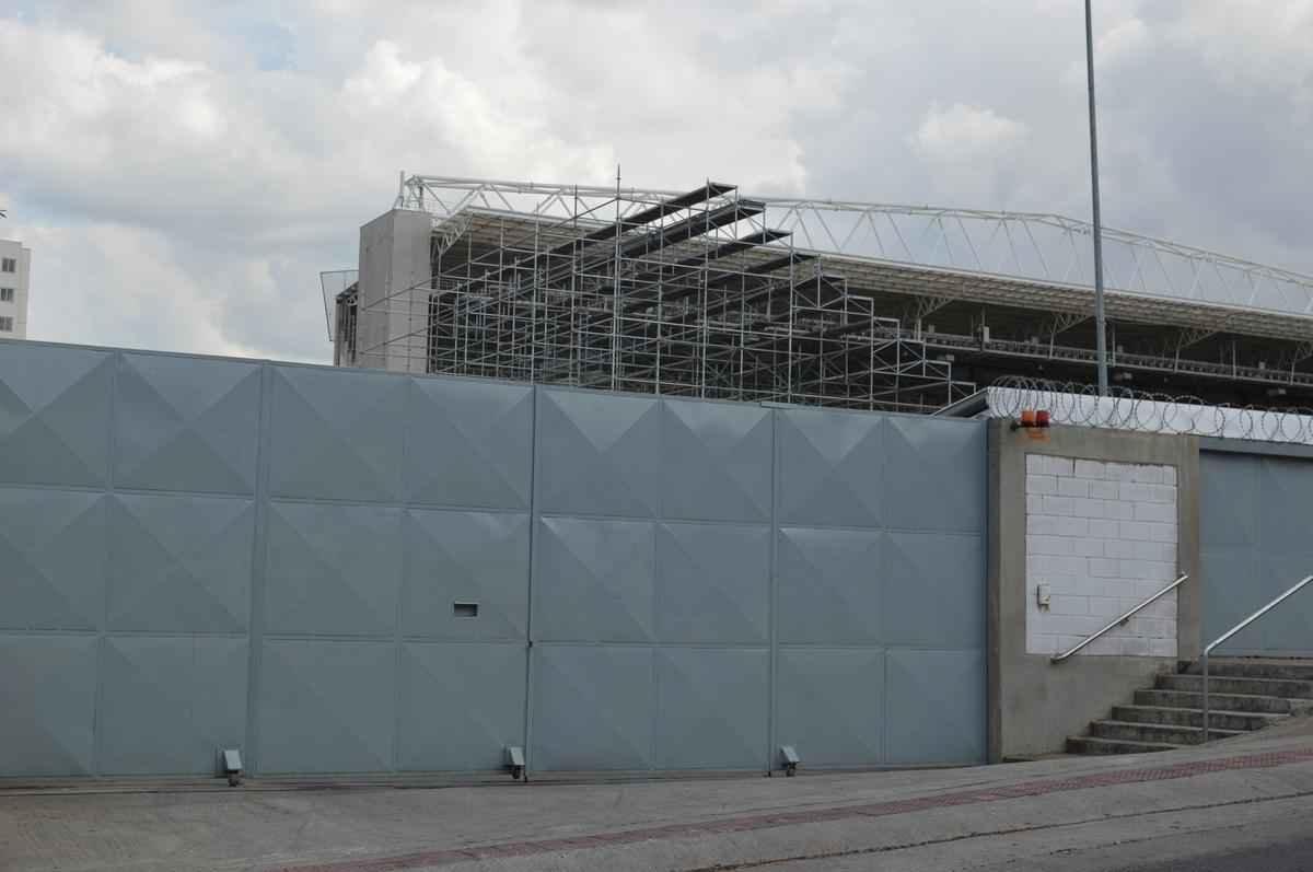 Bem mais alta, arquibancada mvel do Independncia j  visualizada desde a Rua Pitangui
