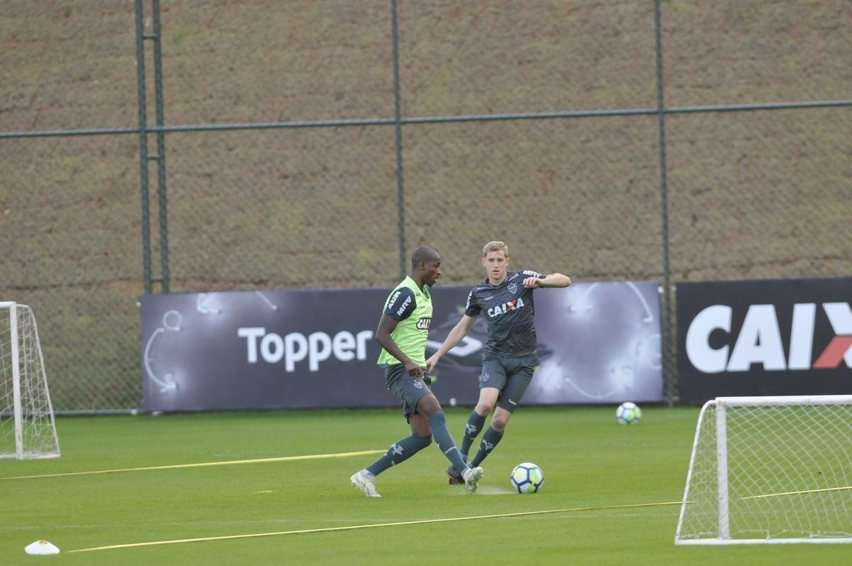 Yimmi Char, David Terans e Denlson participaram do treino em campo pela primeira vez