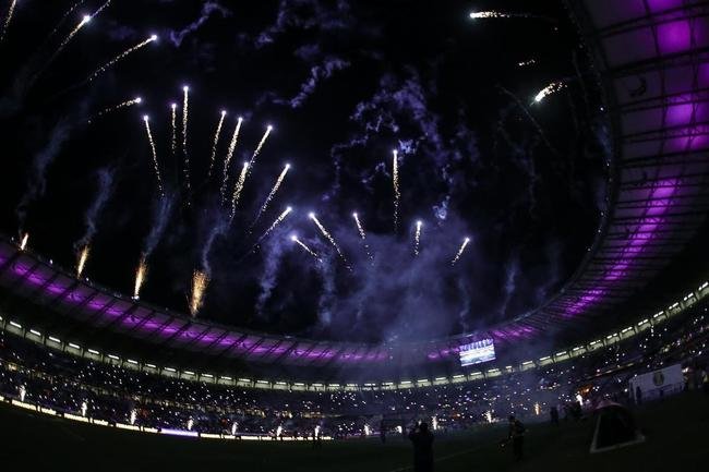 Mineiro teve show de luzes e iluminao especial antes do jogo entre Cruzeiro e Ituano pela Srie B do Campeonato Brasileiro. Estdio aderiu  campanha Outubro Rosa, de conscientizao da sociedade para a preveno do cncer de mama. Houve ainda espetculo com fogos e aes de patrocinadores do clube na esplanada para o torcedor, que festejou com o time o ttulo da Srie B do Brasileiro