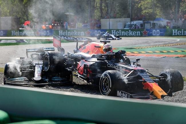 Max Verstappen e Lewis Hamilton se envolveram em batida impressionante no GP da Itlia de Frmula 1