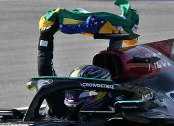 Inglês repetiu gesto de cena e levantou o público ao carregar bandeira do Brasil