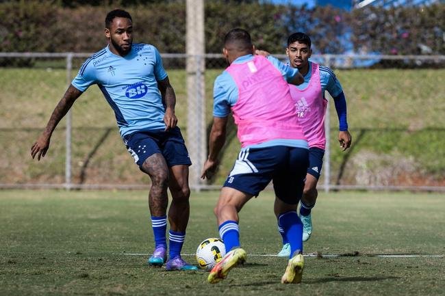 Fotos do treino do Cruzeiro neste domingo, na Toca da Raposa II. As novidades foram as presenas do atacante Rafa Silva, recuperado de incmodo no p direito, e dos recm-contratados Luis Felipe (zagueiro, ex-PSV da Holanda) e Bruno Rodrigues (atacante, ex-Famalico de Portugal)