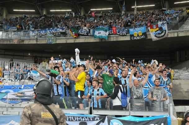 Torcedores do Atltico saram decepcionados do Mineiro com derrota por 3 a 1, e ouviram festa gremista