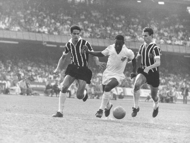 1966 - Pelé em lance do jogo Santos x Corinthians.