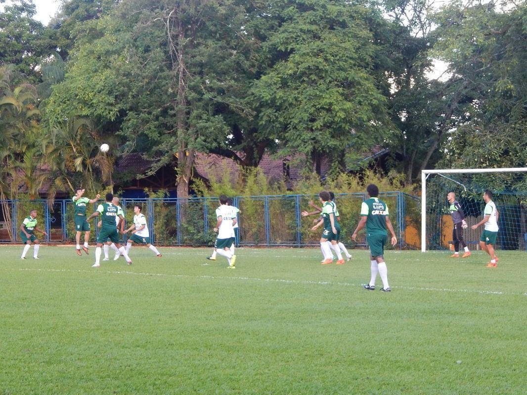 Amrica treinou nesta sexta-feira em Londrina em preparao para duelo contra o Londrina, neste sbado, s 17h (de Braslia), pela penltima rodada da Srie B. Enderson Moreira comandou uma atividade no campo da Associao dos Funcionrios Municipais de Londrina (AFML) 