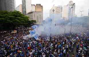 De Confins, jogadores do Cruzeiro hexacampees da Copa do Brasil saram em carro aberto pelas ruas de Belo Horizonte. No Centro da capital, milhares de pessoas aguardavam os jogadores para a festa.