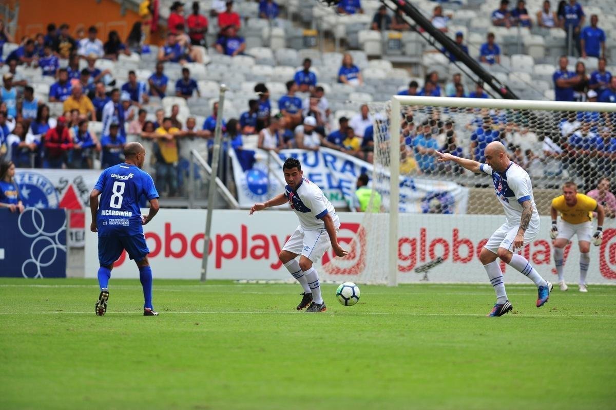 Cruzeiro: time campeo da Trplice Coroa de 2003 venceu equipe de masters por 2 a 1, neste domingo, em jogo festivo realizado no Mineiro