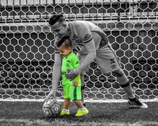 Imagem de treinamento da Chapecoense mostra o goleiro Danilo, heri da classificao na semifinal e uma das vtimas do acidente, com seu filho.