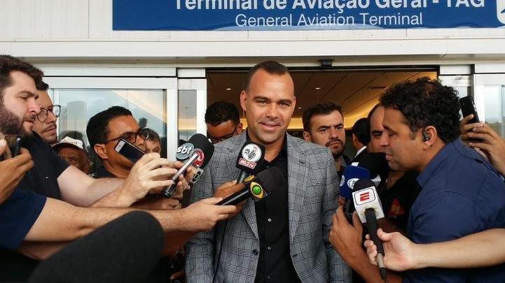 Após atender a imprensa, Dudamel foi até os torcedores do Atlético, que foram impedidos pela PM de entrar no aeroporto