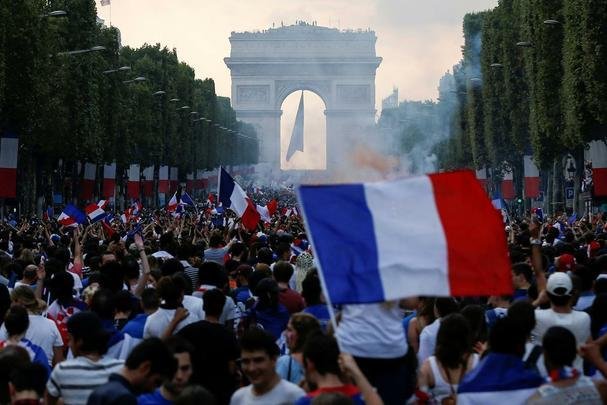Torcedores franceses tomaram principais pontos turísticos e avenidas de Paris para celebrar o bi mundial