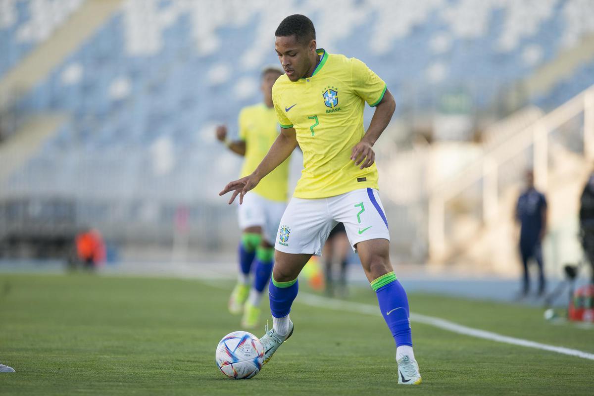 Vitor Roque (Brasil) - atacante de 17 anos joga pelo Athletico-PR