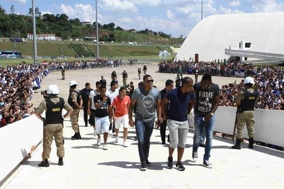 Governador Anastasia entregou uma placa aos campees brasileiros e recebeu uma camisa do Cruzeiro de presente, na Cidade Administrativa