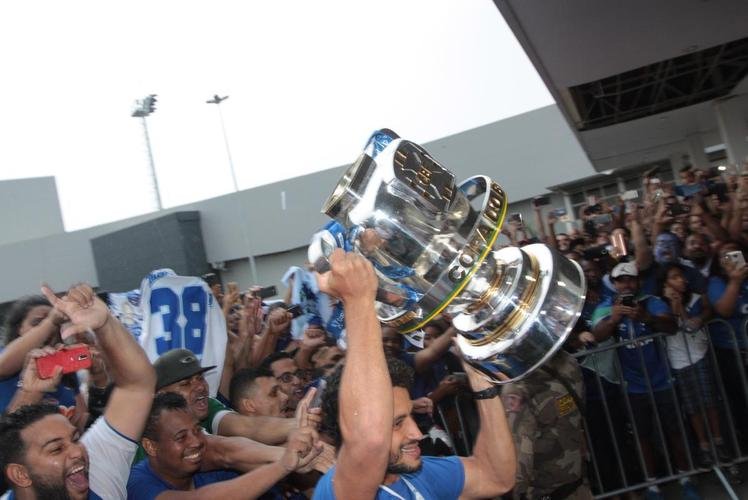 Depois de vencer o Corinthians por 2 a 1, em So Paulo, e conquistar o hexa da Copa do Brasil, jogadores do Cruzeiro foram recebidos com muita festa no Aeroporto de Confins, na Grande Belo Horizonte