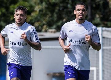 Zagueiro inicia transição para preparação física, e meia participa de treino físico em campo, na Toca da Raposa II