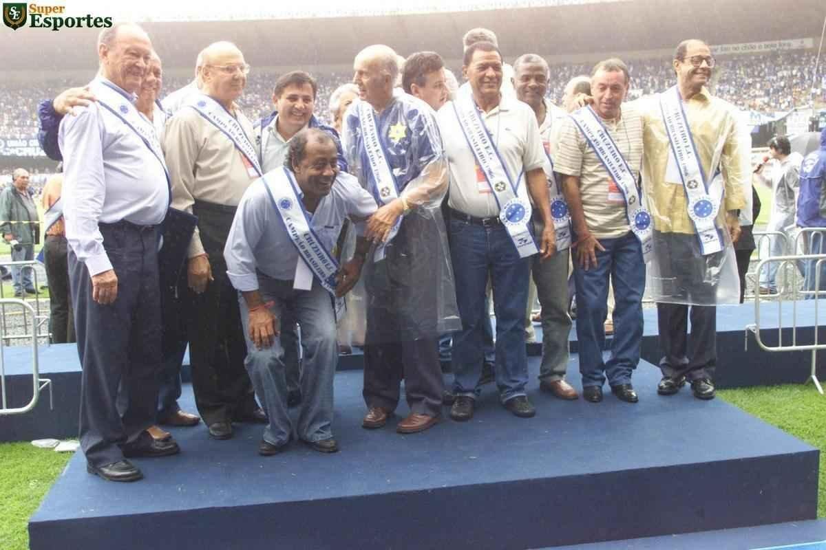 Campeões brasileiros de 2003 receberam as faixas dos vencedores da Taça Brasil de 1966. Encontro no Mineirão, antes da vitória por 5 a 2 sobre o Fluminense, reuniu duas gerações inesquecíveis para o torcedor cruzeirense. Na foto estão presentes os ex-presidentes Felício Brandi e Carmine Furletti, assim como os ex-craques Dirceu Lopes, Neco, Raul, Natal, Hilton Oliveira e Evaldo