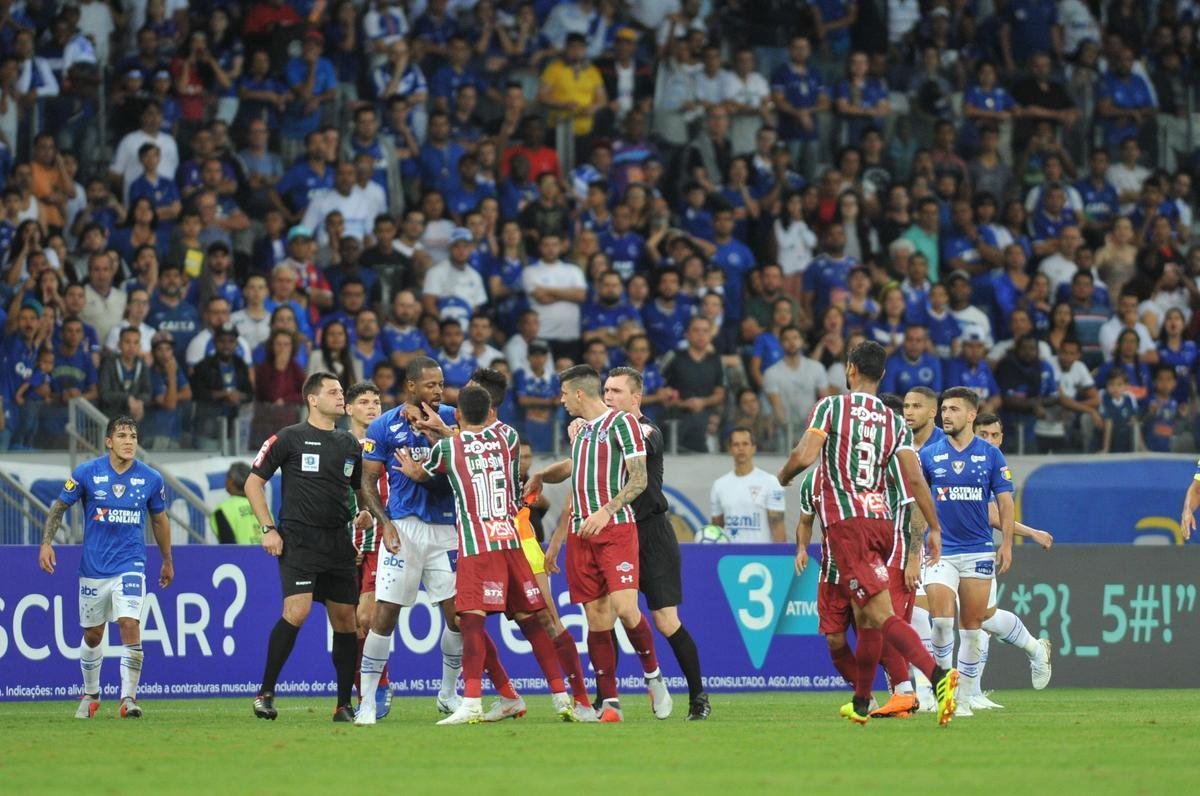 Cruzeiro derrotou Fluminense por 2 a 1, com gols de Raniel e Ayrton Lucas (contra); Henrique, tambm contra, descontou para os cariocas