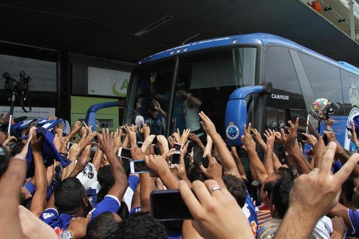 Na chegada ao Aeroporto de Confins, jogadores do Cruzeiro, campees brasileiros, fizeram festa com a torcida e at subiram no teto do nibus do clube