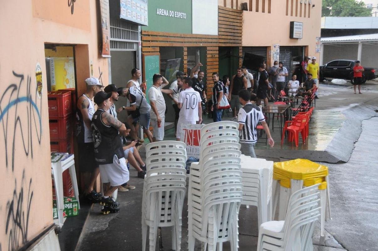 Nesta quinta-feira (2), torcedores do Atltico lotaram os bares de BH para acompanhar Bahia x Galo, jogo adiado da 32 rodada do Campeonato Brasileiro. Na imagem, Arena do Espeto.
