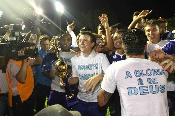 Festa dos jogadores do Cruzeiro no Barrado com a conquista do tricampeonato brasileiro