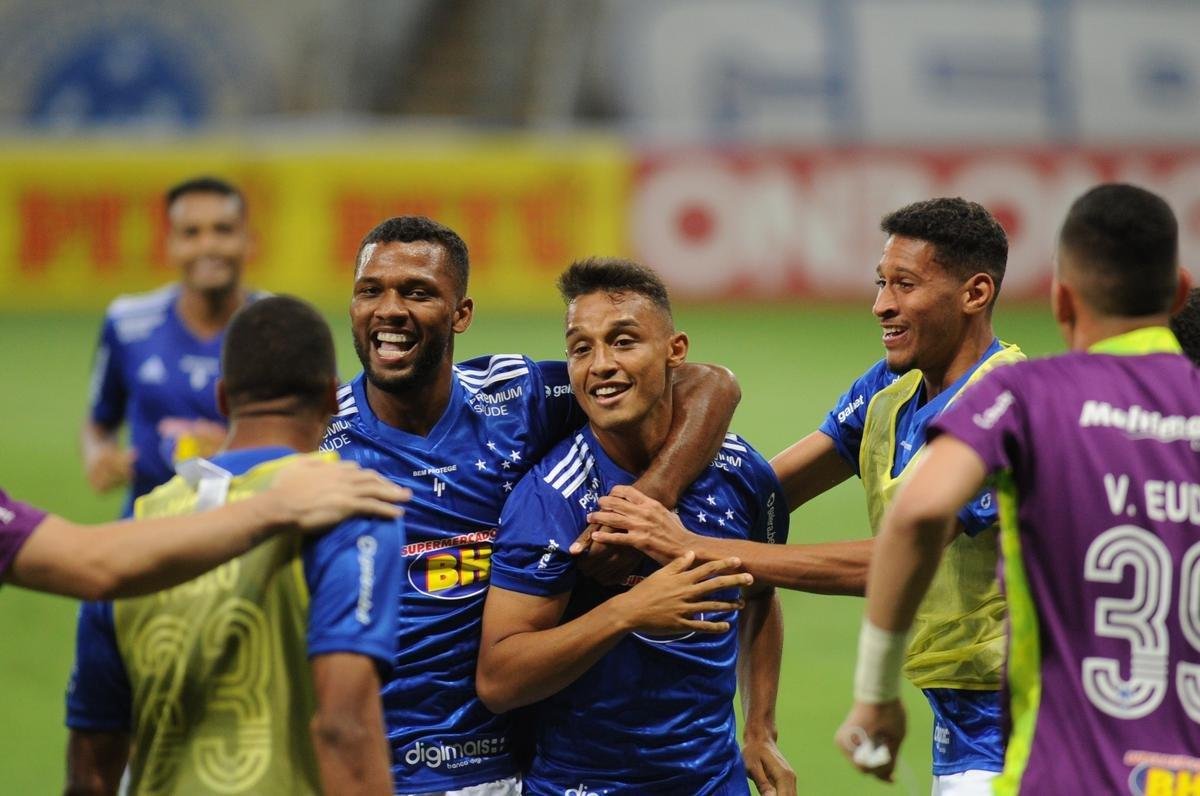 Welinton empatou para o Cruzeiro, que jogou boa parte do segundo tempo com um jogador a menos devido  expulso de Pottker. Final no Mineiro: 3 a 3