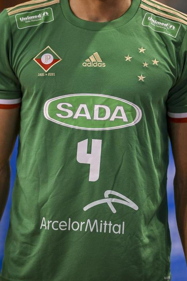 Cruzeiro se garantiu na decis�o do Sul-Americano de V�lei ao bater os argentinos do Policial Voley por 3 sets a 0, neste s�bado (5), no Gin�sio do Riacho, em Contagem. As parciais foram de 25/20, 29/27 e 25/16