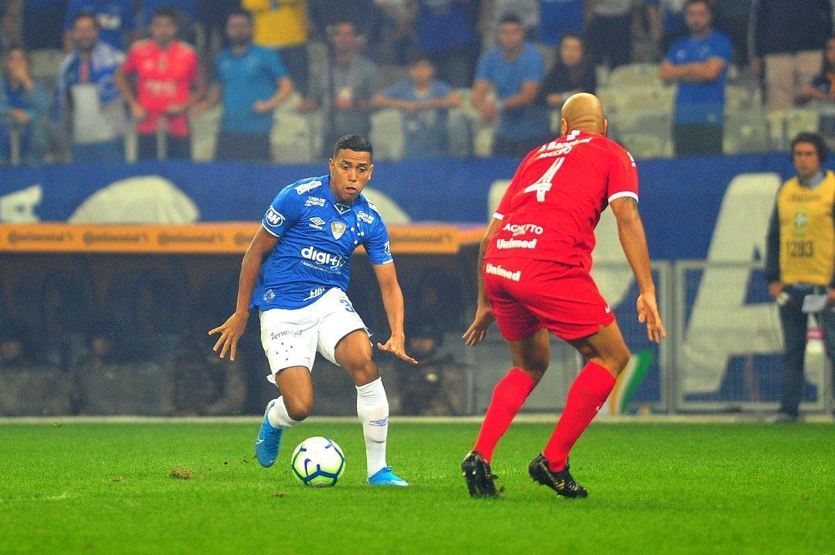 Fotos do primeiro tempo do duelo entre Cruzeiro e Internacional, no Mineiro, pela semifinal da Copa do Brasil