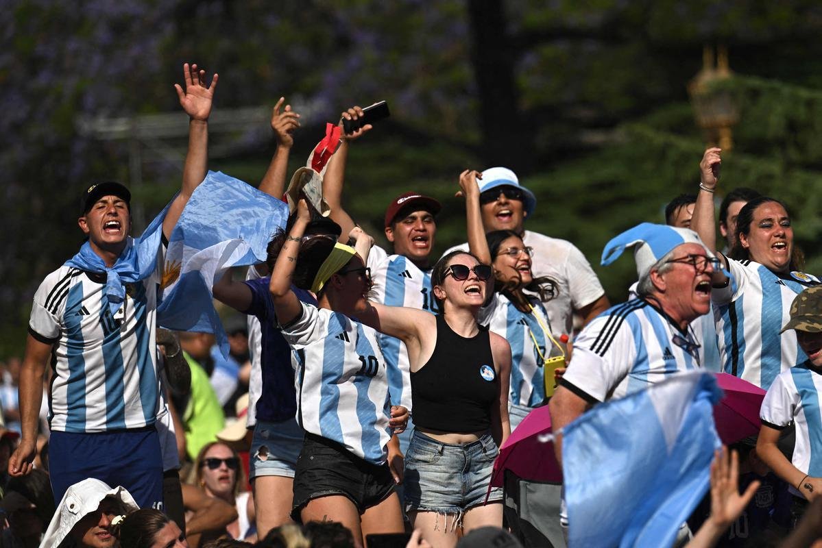 Argentinos celebram, pelas ruas de Buenos Aires, a classificao da seleo s quartas de final da Copa do Mundo do Catar. Equipe liderada por Lionel Messi venceu a Austrlia, neste sbado (3), por 2 a 1