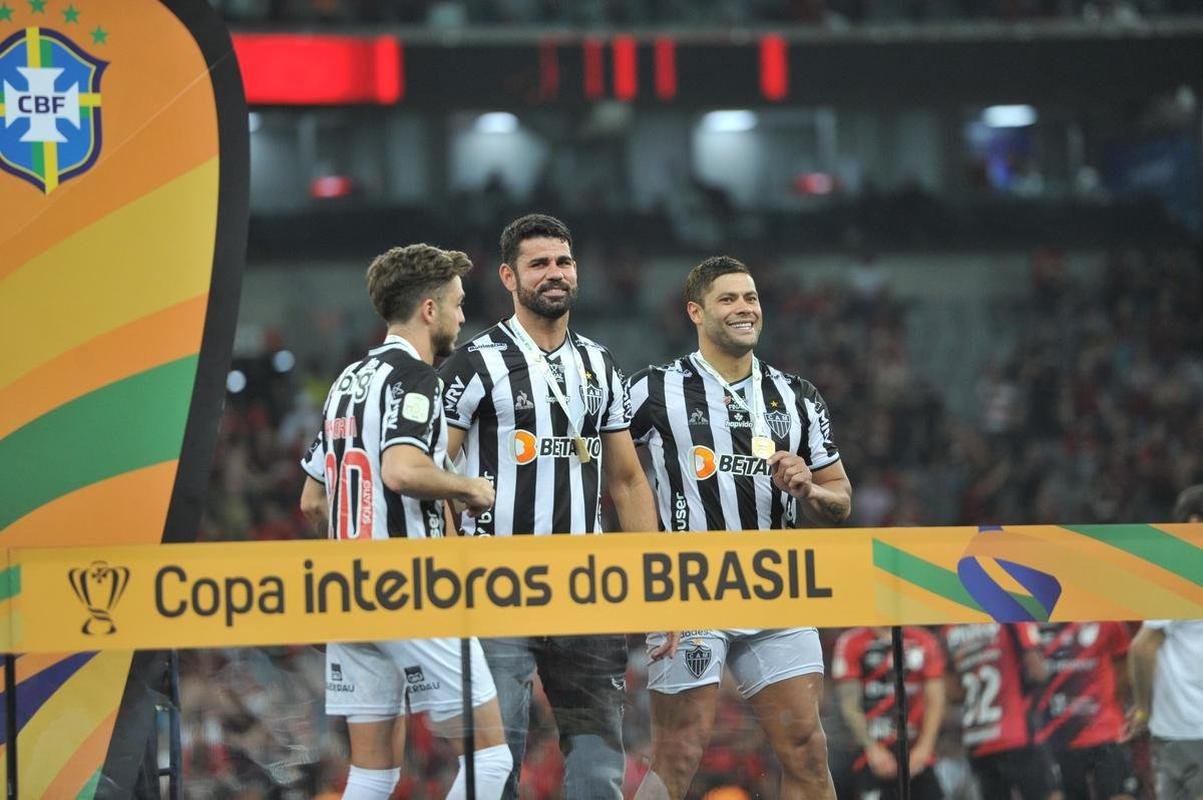 Atltico ergue a taa e festeja bi da Copa do Brasil