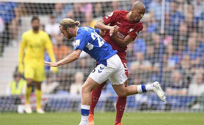 Em clássico com quatro bolas na trave, Everton e Liverpool não