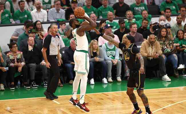 Jaylen Brown, com 27 pontos, foi o maior pontuador do Celtics no jogo 3 das finais