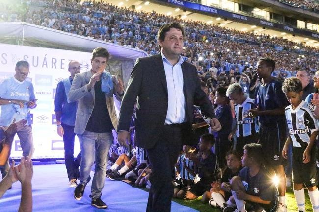 Luis Surez foi apresentado na Arena Grmio nesta quarta-feira (4/1)