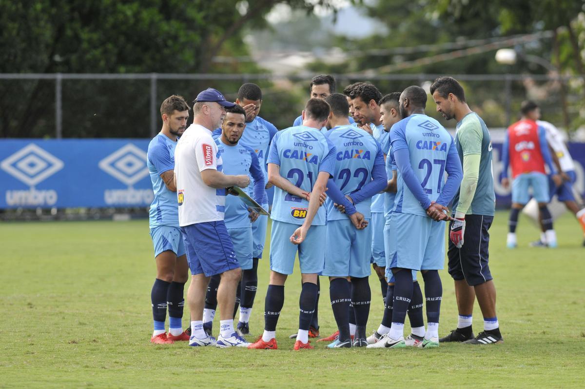 Mano Menezes montou Cruzeiro que deve encarar o Villa Nova no sbado e promoveu trs mudanas em relao ao ltimo jogo: Murilo entrou na vaga de Leo, Egdio no lugar de Marcelo Hermes e Robinho deu lugar a Ariel Cabral