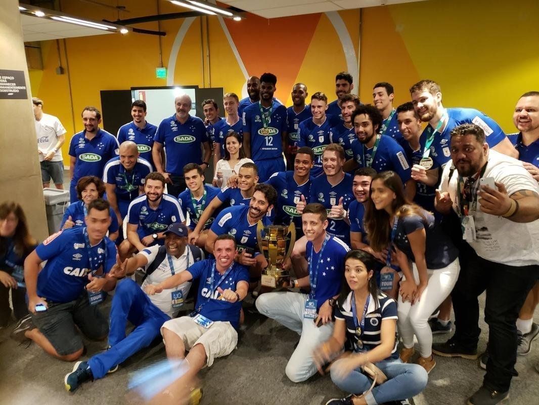 Depois da vitria sobre o Sesi, jogadores do Cruzeiro fizeram grande festa no Mineirinho