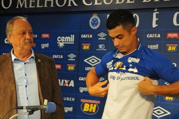 Cruzeiro apresentou o lateral-esquerdo Egdio como novo reforo para a temporada 2018