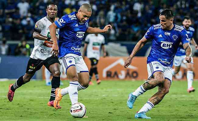 Cruzeiro sem artilheiros: Vitor Roque se transferiu para o Athletico-PR, enquanto Edu sofreu lesão na coxa direita
