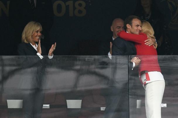 Presidente francês Emmanuel Macron, presidente croata Kolinda Grabar-Kitarovic, presidente da Fifa Gianni Infantino e o presidente russo Vladimir Putin no estádio Luzhniki, em Moscou