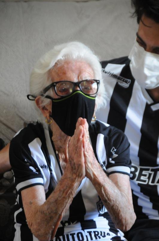 Ana C�ndida de Oliveira Marques, a Vov� do Galo, de 101 anos, ao lado da filha, Maria Aparecida, e dos netos Marcelo e Sabrina