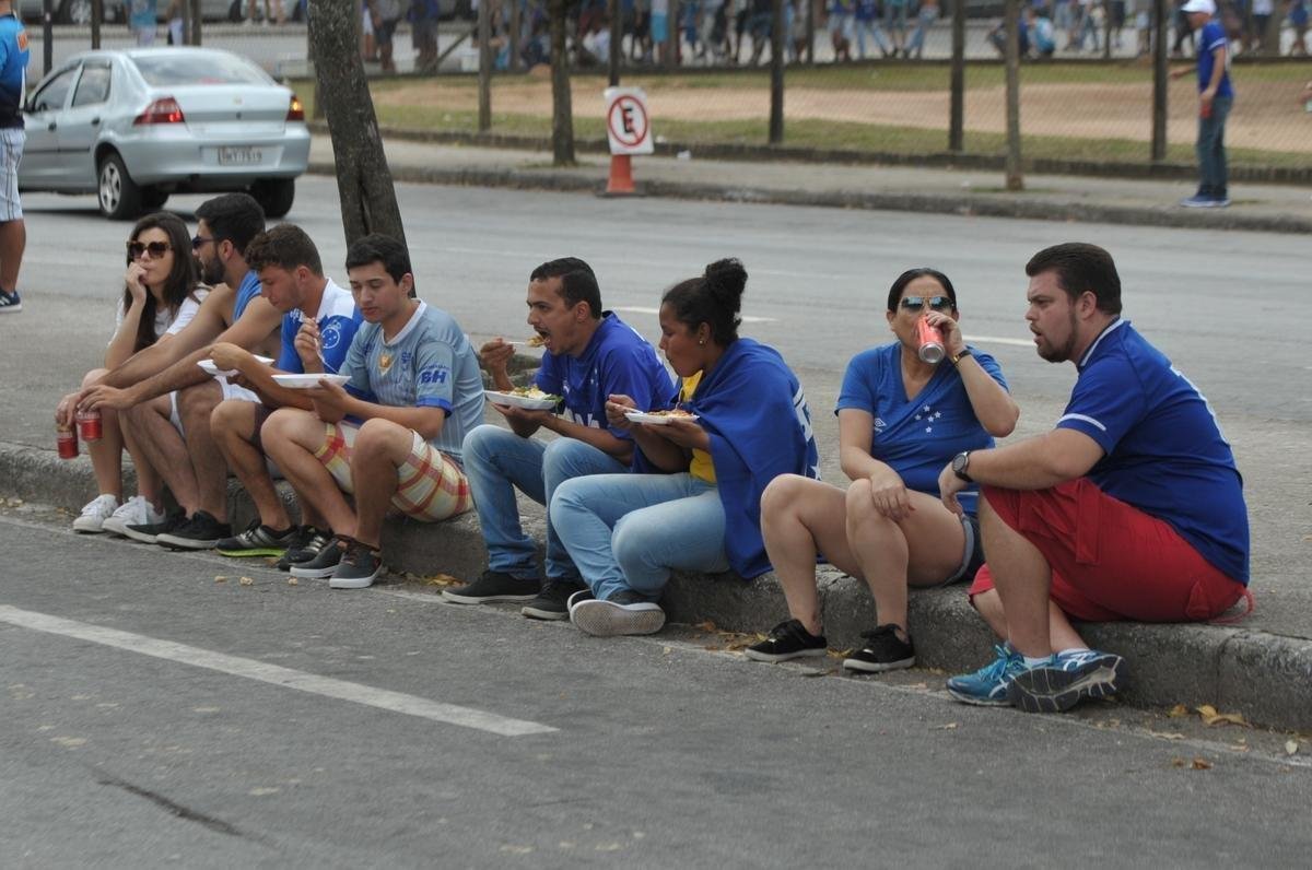 Fotos da torcida do Cruzeiro no primeiro clssico da final do Mineiro, contra o Atltico, no Mineiro