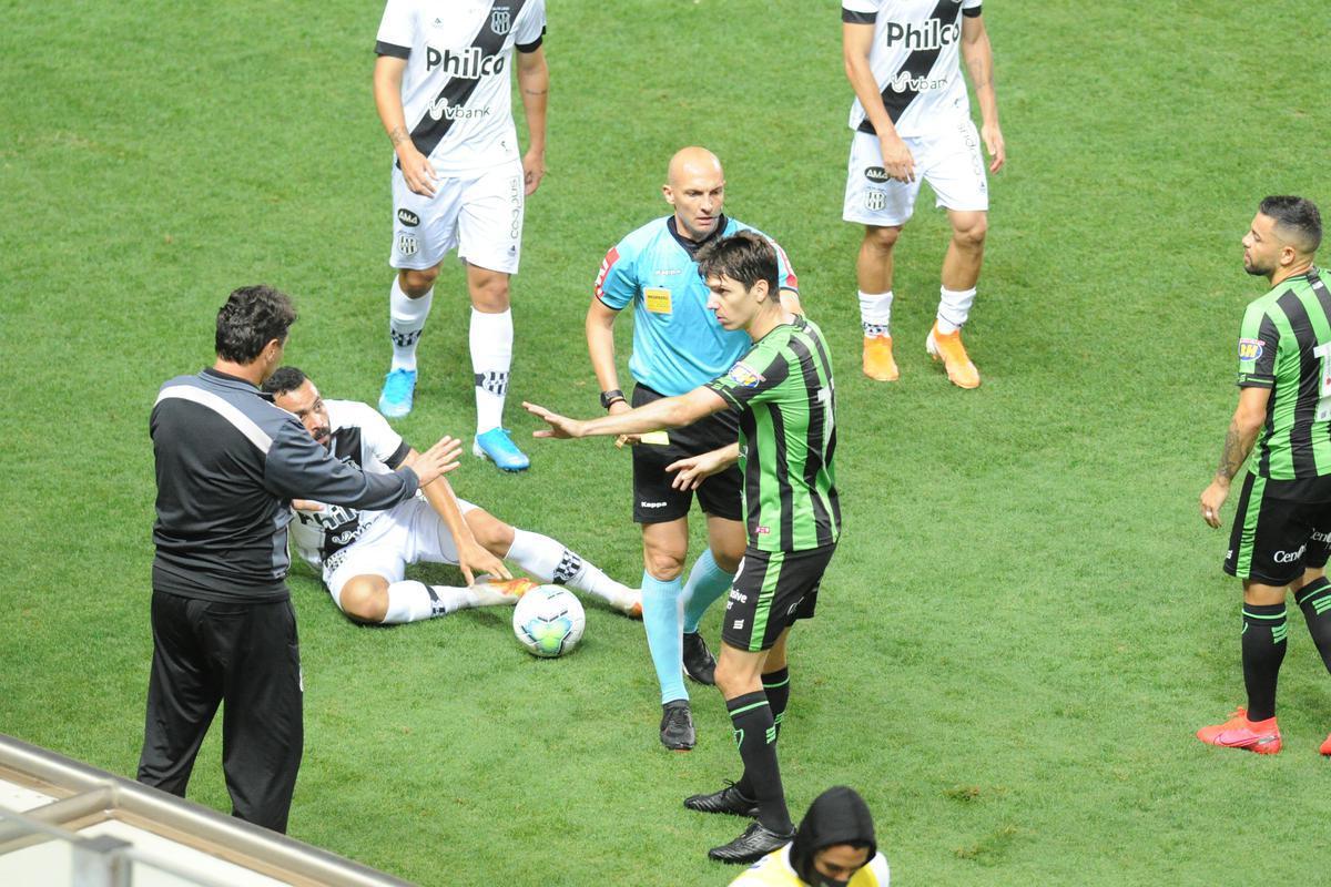 Fotos do duelo entre Amrica e Ponte Preta, no Independncia, em Belo Horizonte, em jogo de volta da quarta fase da Copa do Brasil