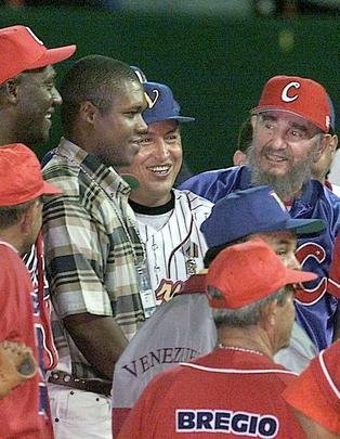 Fidel Castro conversa com Alfredo Harp, dono do time de beisebol mexicano Red Devils durante amistoso contra a Seleção Cubana, em Havana