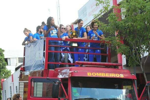 Jogadoras do Minas desfilam em carro do Corpo de Bombeiros pelas ruas de Belo Horizonte e festejam com a torcida a conquista do tricampeonato da Superliga Feminina de Vôlei. Time derrotou Praia Clube por 2 a 0 na série melhor de três da final
