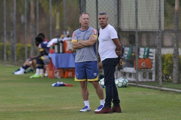 Ex-volante de Cruzeiro e Atltico e hoje treinador, Cerezo passar duas semanas na Toca da Raposa II para acompanhar o trabalho de Mano Menezes