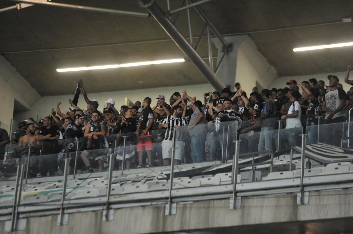 Fotos de Cruzeiro x Cear, no Mineiro, em jogo atrasado da 27 rodada do Brasileiro